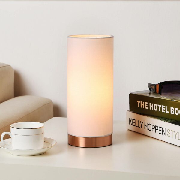 Vit bordslampa Rona med kopparfärgad fot