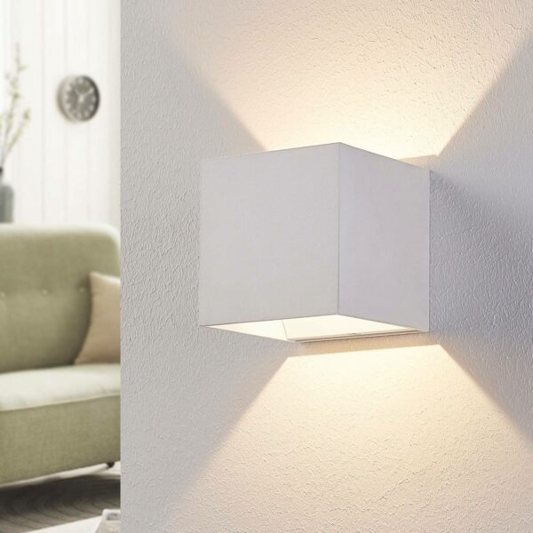 Vit LED vägglampa Esma i kubform